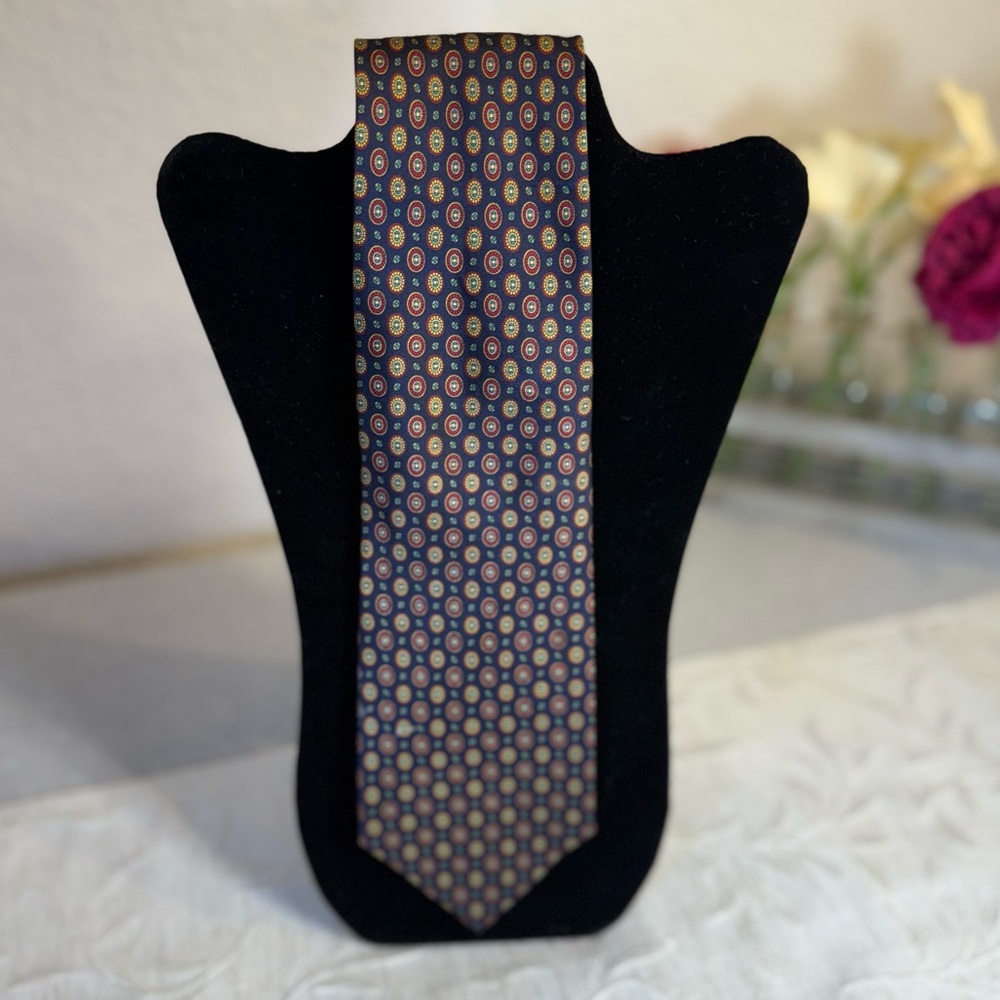 Men’s Vintage Windsor Collection Tie Rack Silk. Navy and burgundy Neat medallion